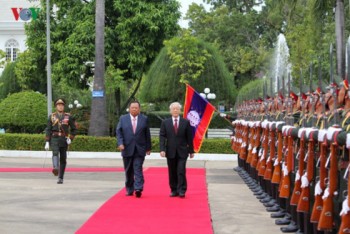Việt Nam và Lào luôn kề vai sát cánh bên nhau