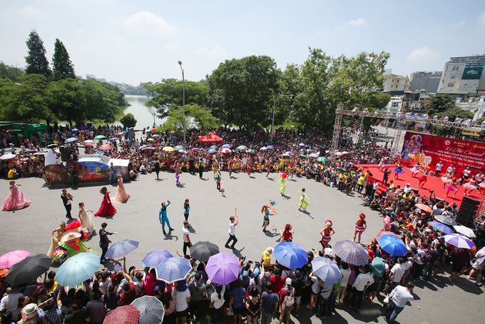 carnival dau tien tren pho di bo ho guom