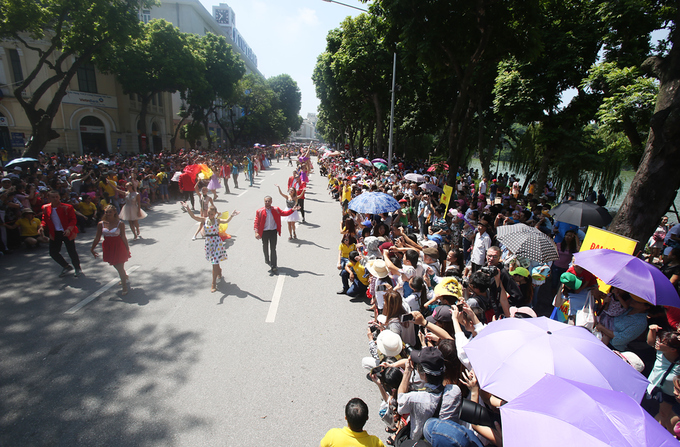 carnival dau tien tren pho di bo ho guom