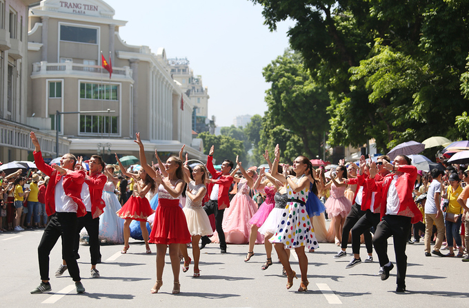 carnival dau tien tren pho di bo ho guom