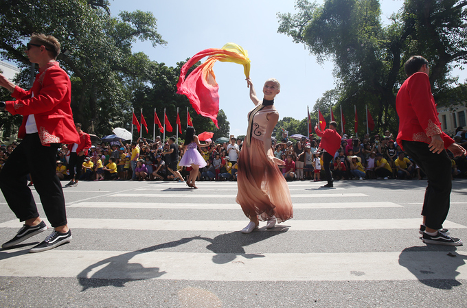 carnival dau tien tren pho di bo ho guom