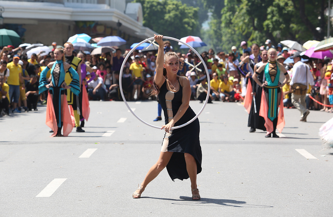 carnival dau tien tren pho di bo ho guom