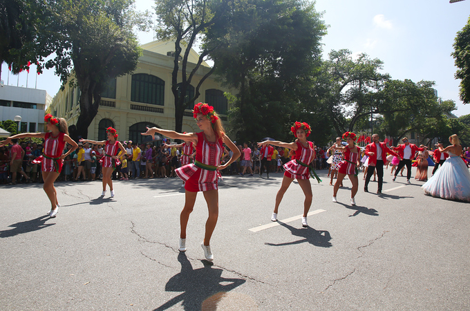 carnival dau tien tren pho di bo ho guom