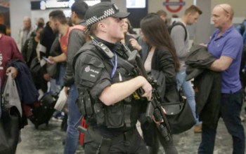 Anh hạ cảnh báo nguy cơ khủng bố sau vụ tấn công tàu điện ngầm London