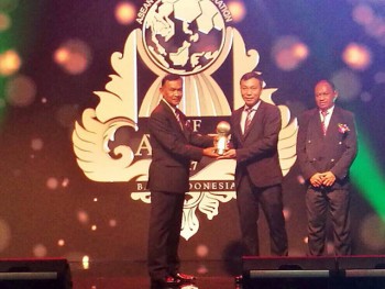HLV Mai Đức Chung nhận giải HLV bóng đá nữ xuất sắc nhất Đông Nam Á