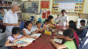 Tủ sách khuyến học đặc biệt ở thôn Phú Mẫn