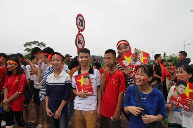 olympic viet nam ve toi noi bai hang ngan nguoi don ben ngoai