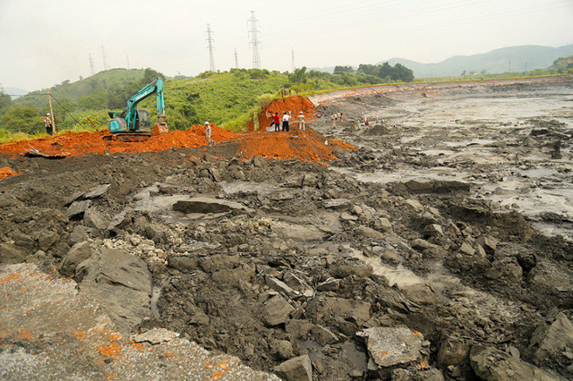 Vỡ đập hồ chất thải ở Lào Cai, 45.000 m3 bùn axit tràn vào khu dân cư