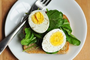 Người bị cholesterol cao có nên kiêng ăn trứng?