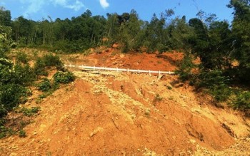 Sạt lở đất đá, Quốc lộ 15A đoạn qua huyện miền núi Thanh Hóa tê liệt