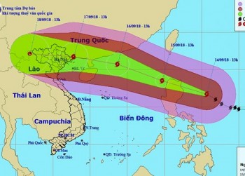 Siêu bão Mangkhut cách đảo Luzon 360km, hướng về biên giới Việt-Trung