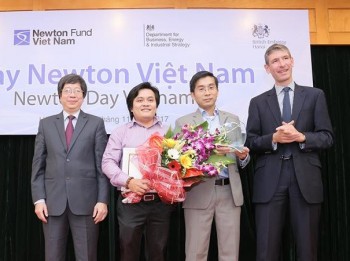 Hai tiến sĩ Việt được vương quốc Anh ghi nhận vì đóng góp khoa học
