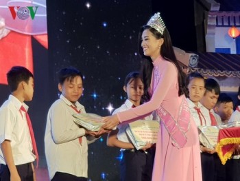 Hoa hậu Trần Tiểu Vy vui hội Trung thu với các em nhỏ tỉnh Quảng Nam