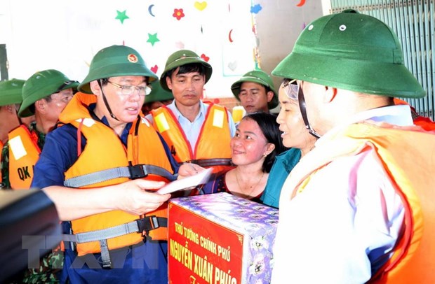 Phó Thủ tướng Vương Đình Huệ thăm hỏi nhân dân vùng lũ Hương Khê