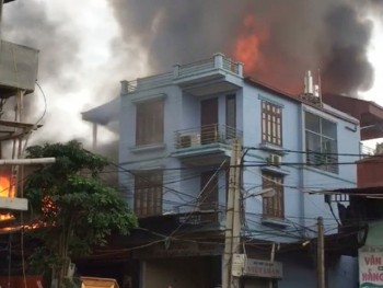 Hà Nội: Cháy dữ dội tại cửa hàng bán đồ gỗ nội thất