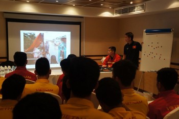Cầu thủ U19 Việt Nam lặng người với hình ảnh lũ lụt miền Trung