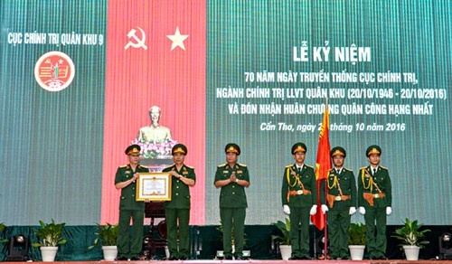 Cục Chính trị Quân khu 9 đón nhận Huân chương Quân công hạng Nhất