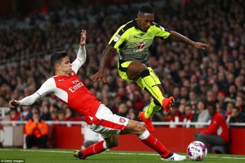 Oxlade-Chamberlain lập cú đúp, Arsenal vào tứ kết League Cup