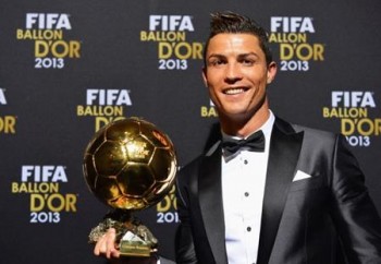 C.Ronaldo bất ngờ bán cả Quả bóng vàng để làm từ thiện
