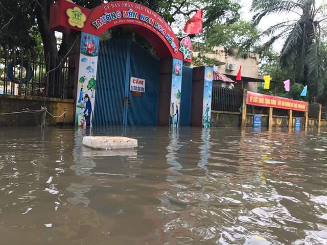 Nghệ An: Nhiều trường cho học sinh nghỉ học vì mưa lớn