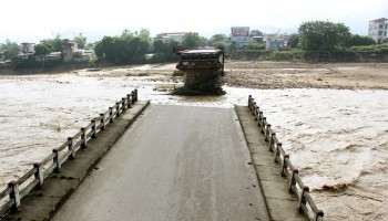 Chi hàng chục tỷ đồng sửa gấp cầu đường bị “chôn vùi” trong mưa lũ