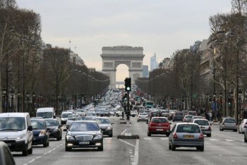 Paris lùi thời hạn cấm xe chạy diesel tới năm 2030