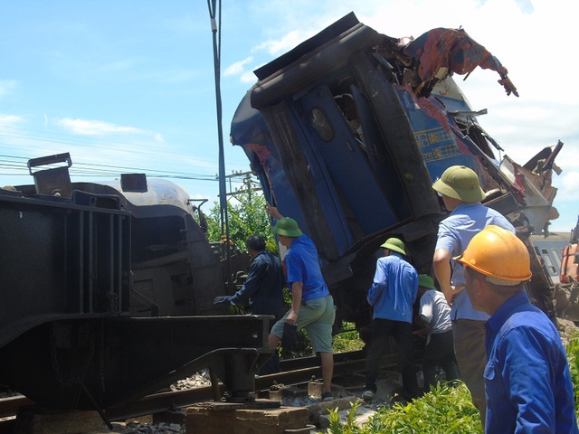 Khởi tố vụ tàu hỏa bị lật do va chạm với máy xúc tại Quảng Bình