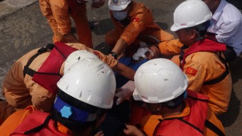 Vượt 300 hải lý cứu ngư dân bị nguy kịch ở ngoài Hoàng Sa