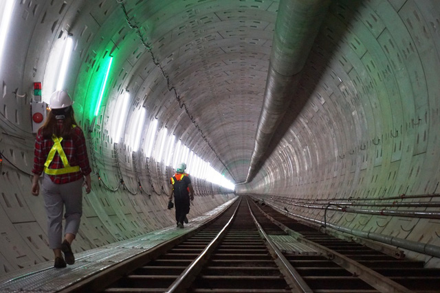 “Quái vật” 300 tấn khoan xong đoạn hầm đầu tiên tuyến metro TPHCM