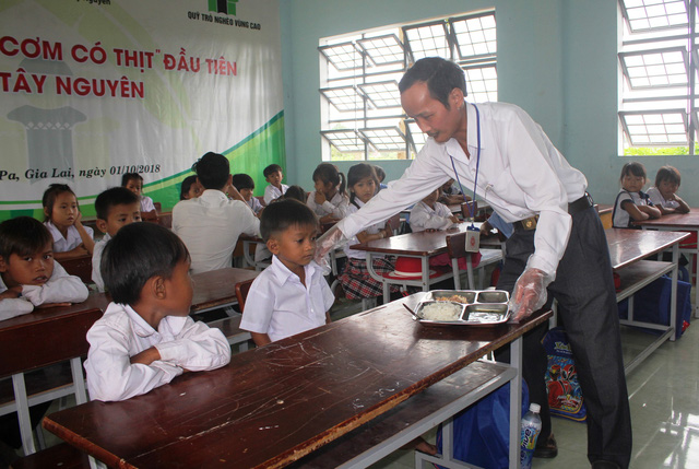 Thầy giáo mắc bệnh hiểm nghèo mang cả “gia tài” đi xây bếp ăn cho học sinh vùng cao