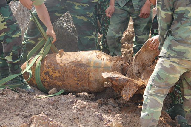 Phát hiện bom “khủng” 220kg khi đào hầm