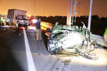 Mazda 3 nát bét sau cú va chạm, 2 người chết, 2 người bị thương