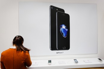 Giá iPhone 7 chính hãng - xách tay chênh 3 triệu đồng