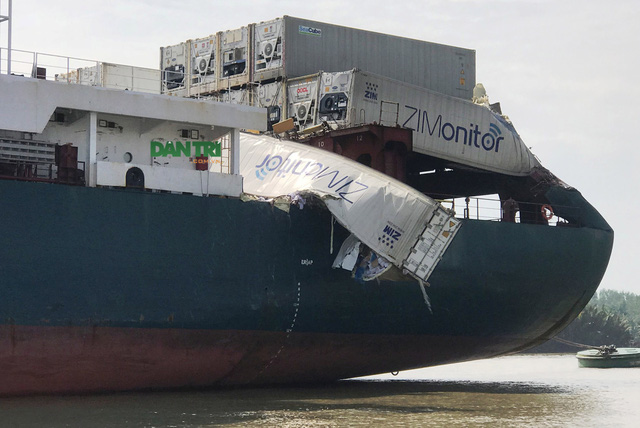 Hai tàu container tông nhau trên sông, hàng trăm người lao ra 'hôi của'
