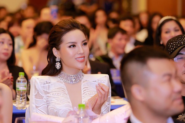 Hoa hậu biển Việt Nam toàn cầu “nóng” vấn đề phẫu thuật thẩm mỹ