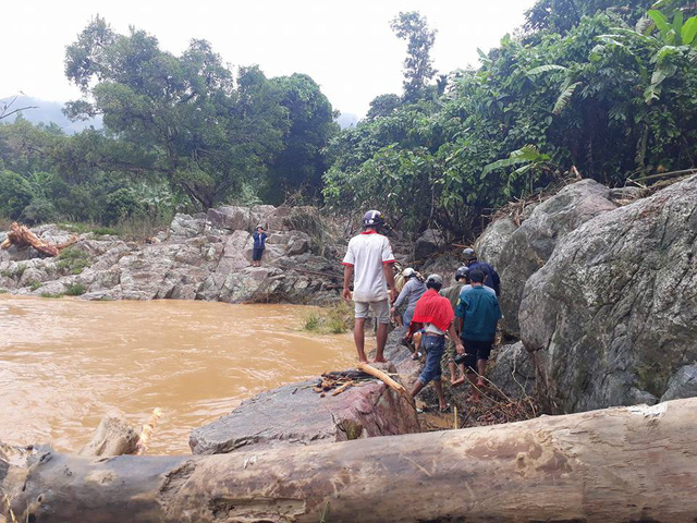 Thi thể nạn nhân sạt lở núi trôi từ Quảng Nam sang Quảng Ngãi