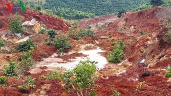 Sạt lở đất bất thường ở Lâm Đồng nghi do đào vàng trái phép?
