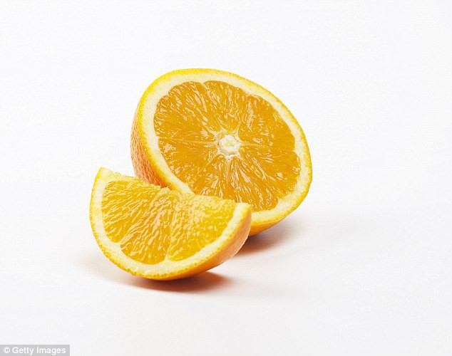 Vì sao uống nước cam lại giúp phòng gãy xương?