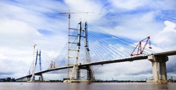 Cầu 5.700 tỷ bắc qua sông Hậu chưa khánh thành đã nứt dầm