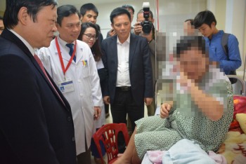 Thứ trưởng Bộ Y tế thăm các bé ra đời bằng thụ tinh ống nghiệm đầu tiên ở Nghệ An