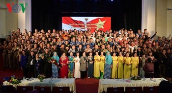 Hơn 100 học viên không quân Indonesia hát múa cùng sinh viên Việt Nam