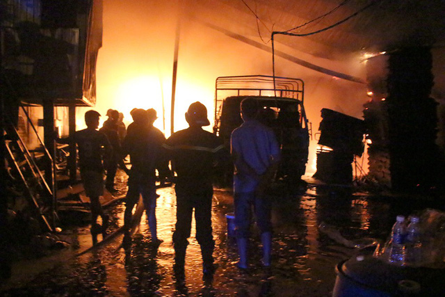 Xưởng gỗ hơn 1.000 m2 cháy dữ dội, người dân sơ tán trong đêm