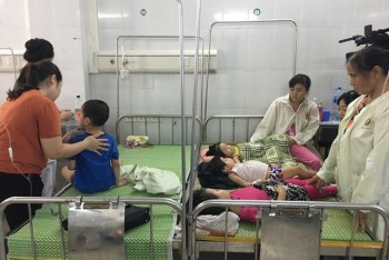 Hé lộ nguyên nhân ban đầu vụ 142 trẻ mầm non Hà Nội đồng loạt nhập viện