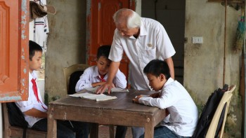 Cụ giáo làng tuổi 80 của học trò nghèo miền núi
