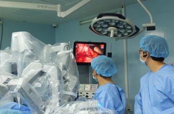 Robot phẫu thuật cứu người mẹ mang song thai nhiễm trùng đường mật