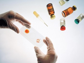 Hành trình gian nan “săn tìm” vắc xin HIV