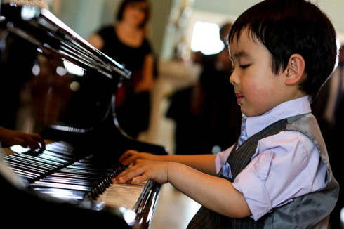 Thần đồng piano 5 tuổi Evan Le về Việt Nam biểu diễn