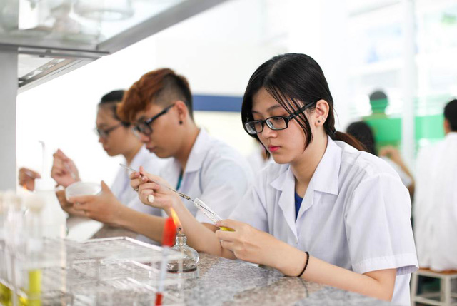 Sinh viên Công nghệ sinh học dùng chế phẩm nấm làm thuốc trừ sâu