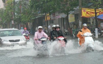 Thời tiết hôm nay: Trung Bộ có mưa lớn kéo dài, nguy cơ lũ quét
