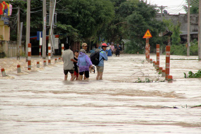 lu lon lai hoanh hanh nguoi dan binh dinh kiet que trong bien nuoc